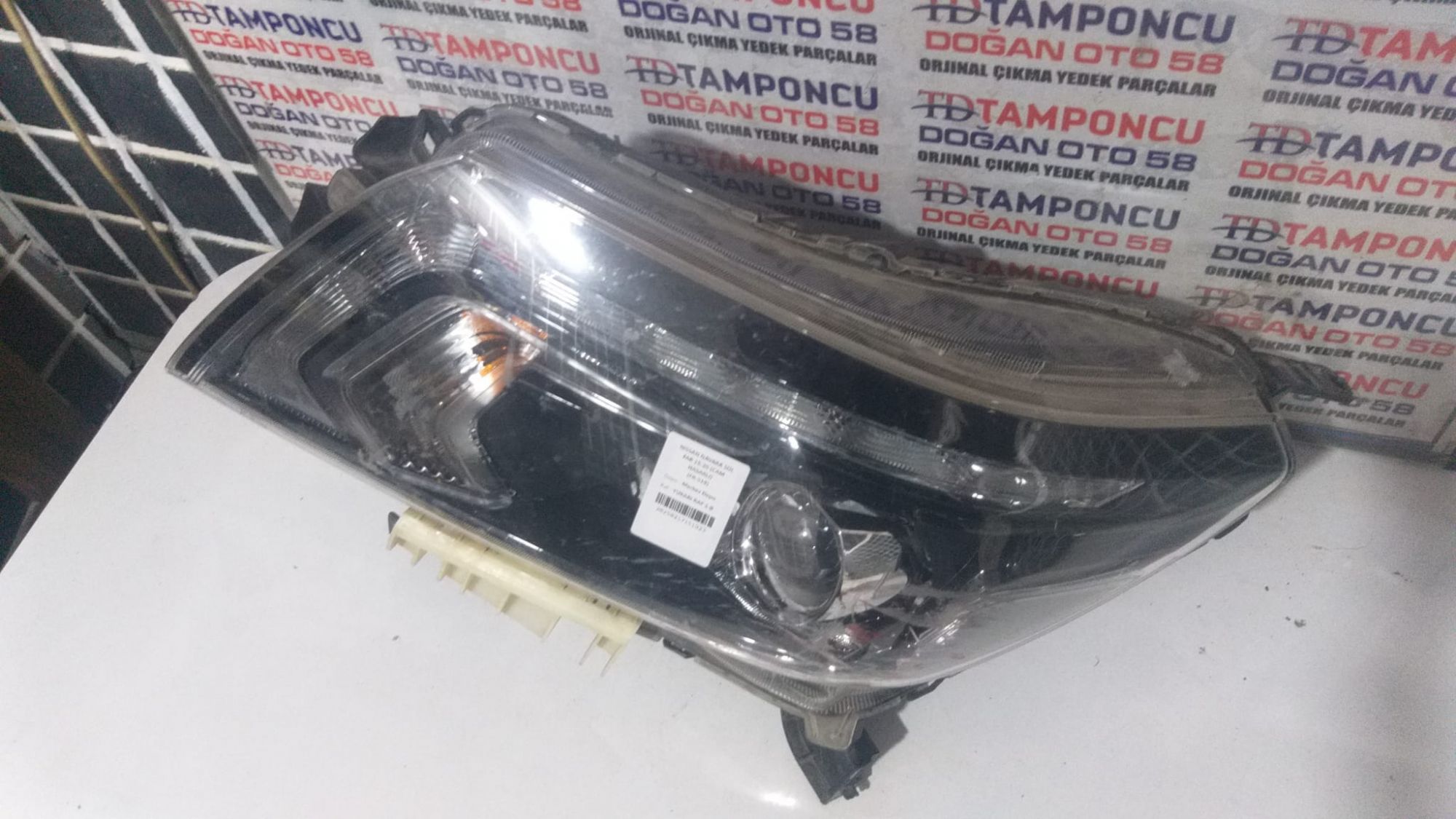 NSSAN NAVARA SOL FAR 15-20 (CAM HASARLI)
