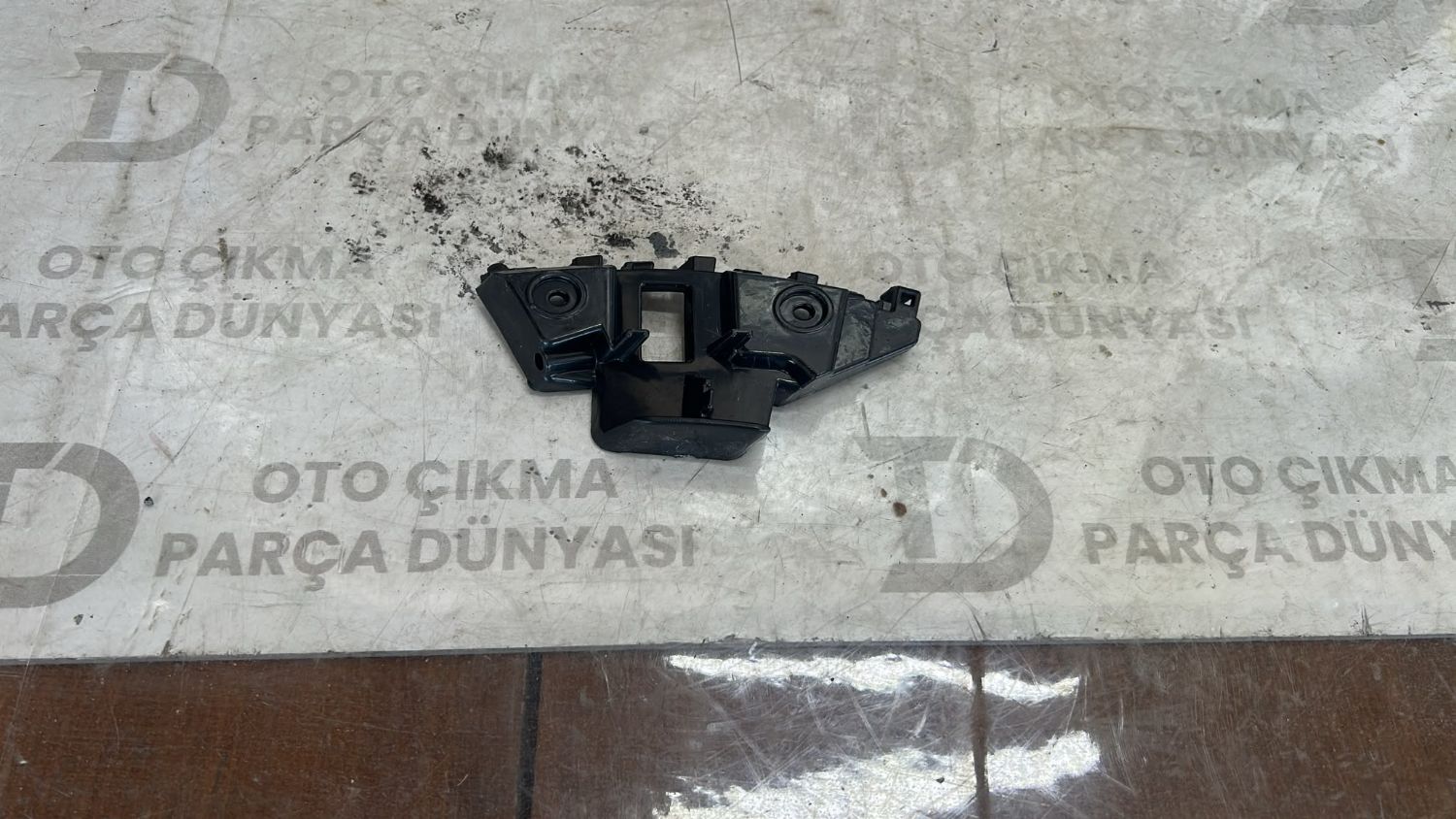 volskwagen Jetta 2011-2015 tampon braketi Sol �n