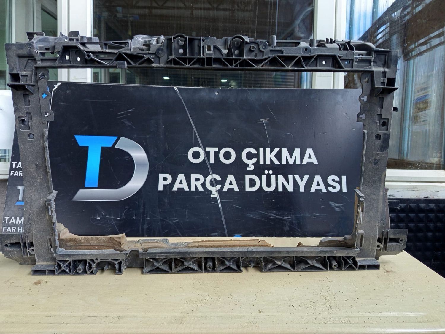 FORD F�ESTA-COUR�ER �N PANEL